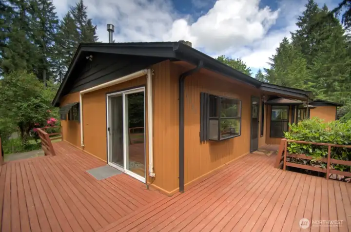 ...that wraps around two sides of the home, creating a fabulous outdoor living space just off the dining room and kitchen.