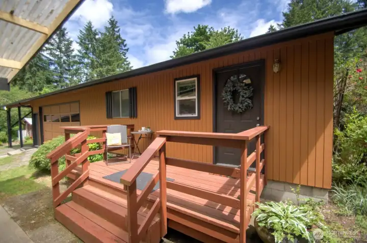 Detached from the house, this unit is great overflow whether used for bonus living and entertainment space or guest quarters.