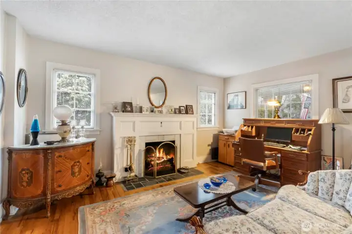 Livingroom with a gas Fireplace