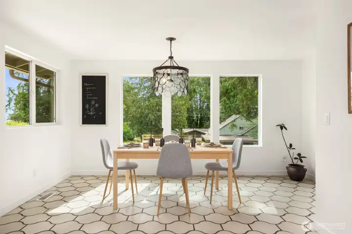 Bright andlight dining with eastern exposure.