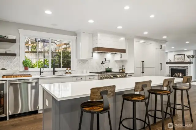 This kitchen is guaranteed to wow even the pickiest chefs - it's like something out of a magazine!