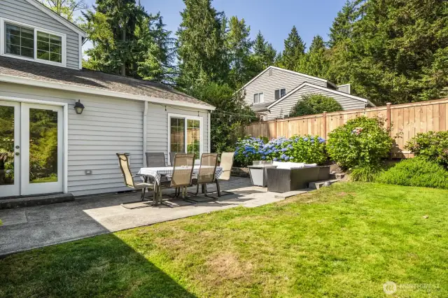 Head outside to the beautifully landscaped, fenced yard to soak up that fantastic summer sunshine!