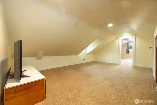 Large bonus/family room upstairs