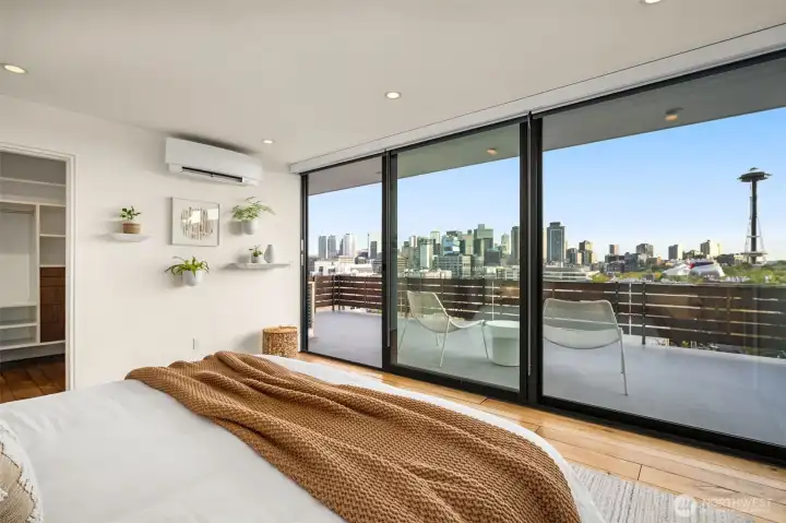 Floor-to-ceiling glass transforms the primary suite into a sky pavilion — Seattle’s skyline becomes your artwork, shifting with each hour of the day.