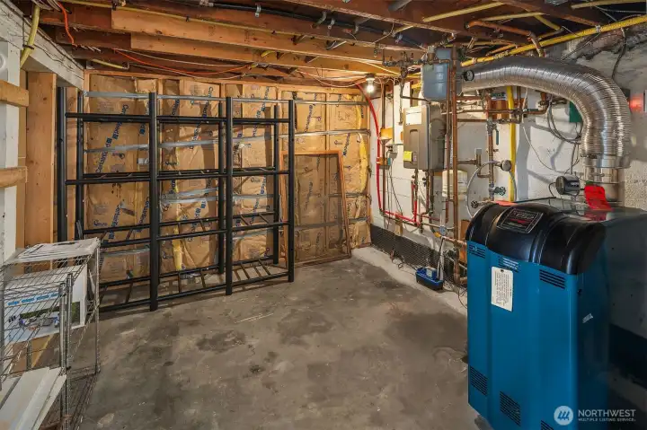 Utility room with plenty of storage space for your tools & gear