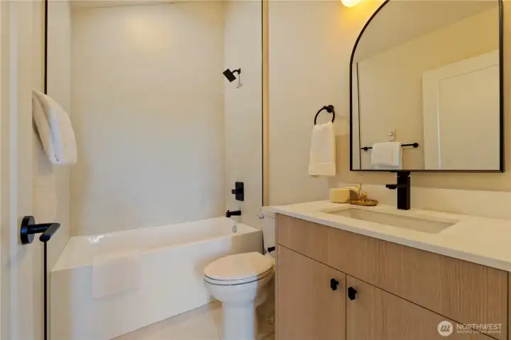 Full bath on 3rd floor