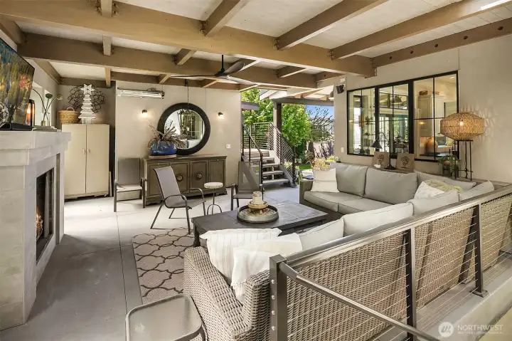 Inviting outdoor lounge-both private and spacious!