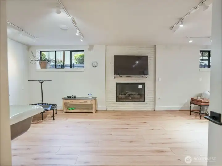Center gas fireplace for bonus room...can heat the entire downstairs!