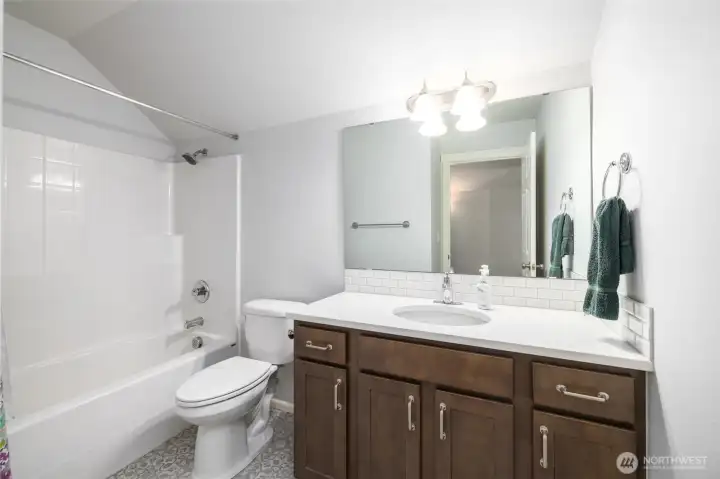 Upper Level full guest bathroom