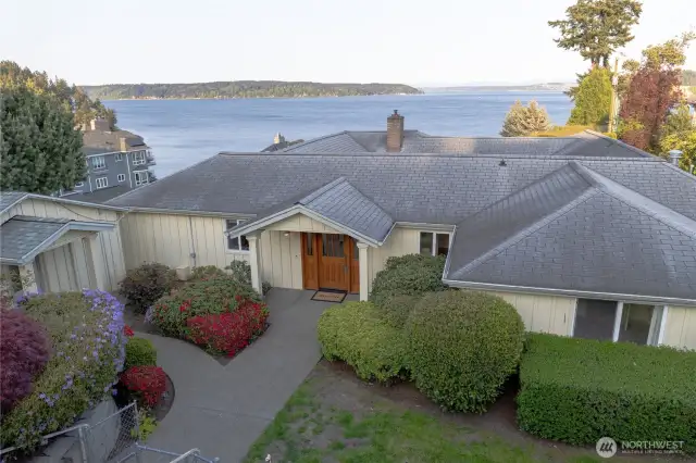 3 beds 2 baths in main home. Bonus of a 'Tiny House'!