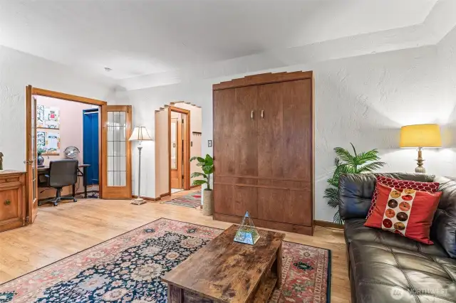 Spacious Studio with Murphy bed (conveys), hardwood floors and office nook