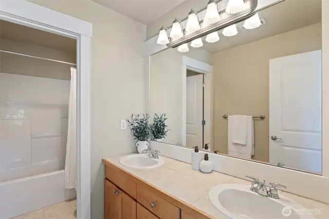 Full guest bathroom