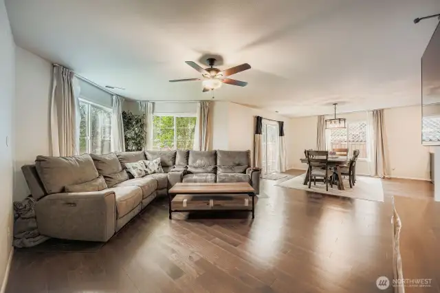 Living area off kitchen/dining area