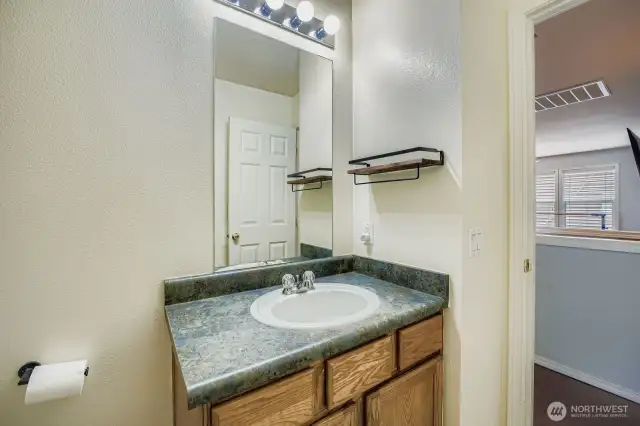 Upstairs Full Bathroom