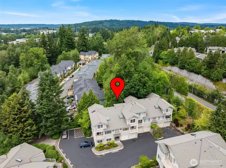 Perfectly located just minutes from Marymoor, Microsoft, downtown Redmond, 5-star dining, groceries & more!
