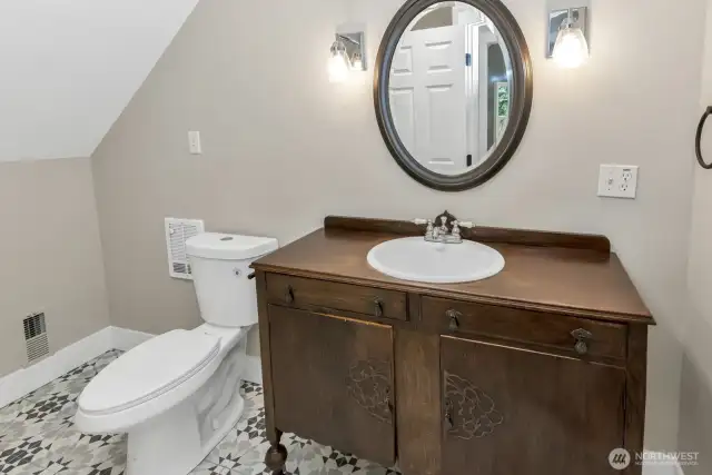 Upstairs full bathroom.