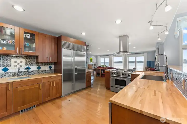 Pristine kitchen! Cooking with saltwater views!