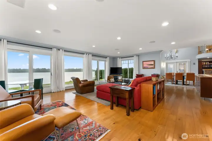 Multifunctional Living Room w/ Big MT Rainier Views!