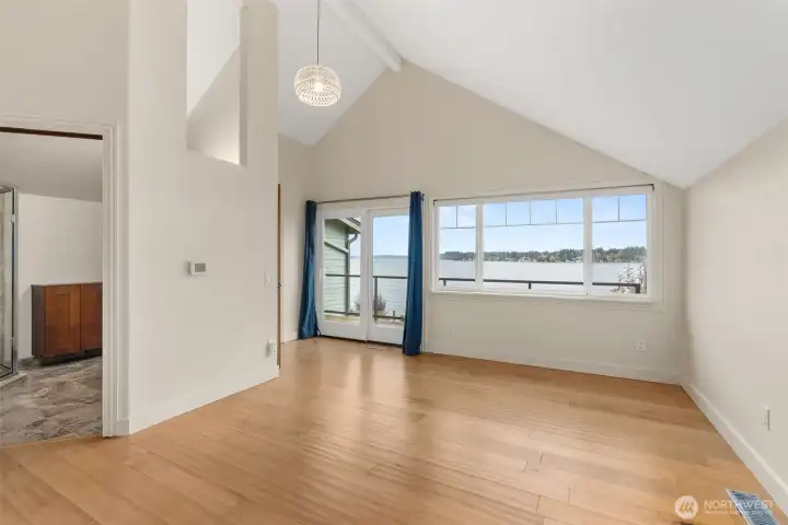 Multi-functional room in South Tower. Possible office, game room, rec room, home gym. 3/4 bath to the left.