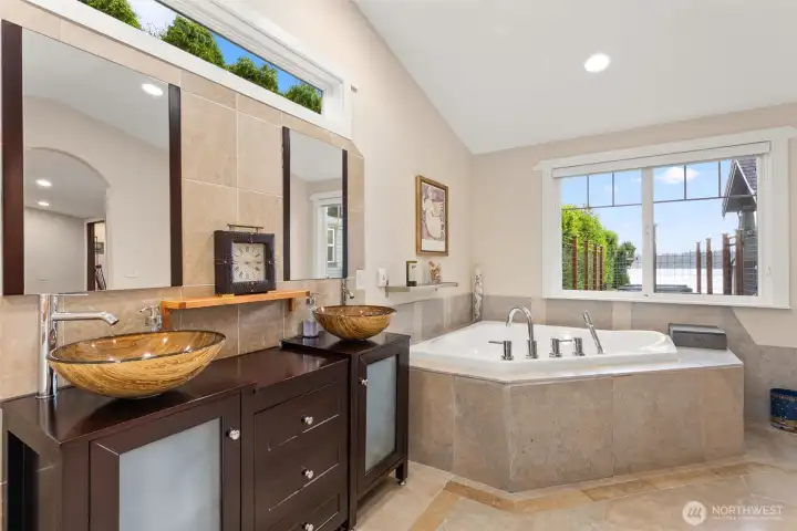 Main Floor Primary Bed En-suite.