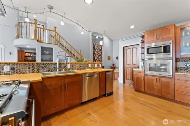 Roomy kitchen accommodates multiple chefs!