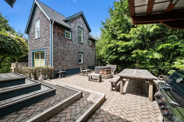 Very private outdoor living behind the home . .