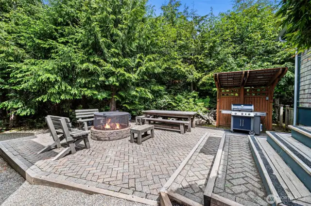 .. . outdoor dining and covered bbq area.