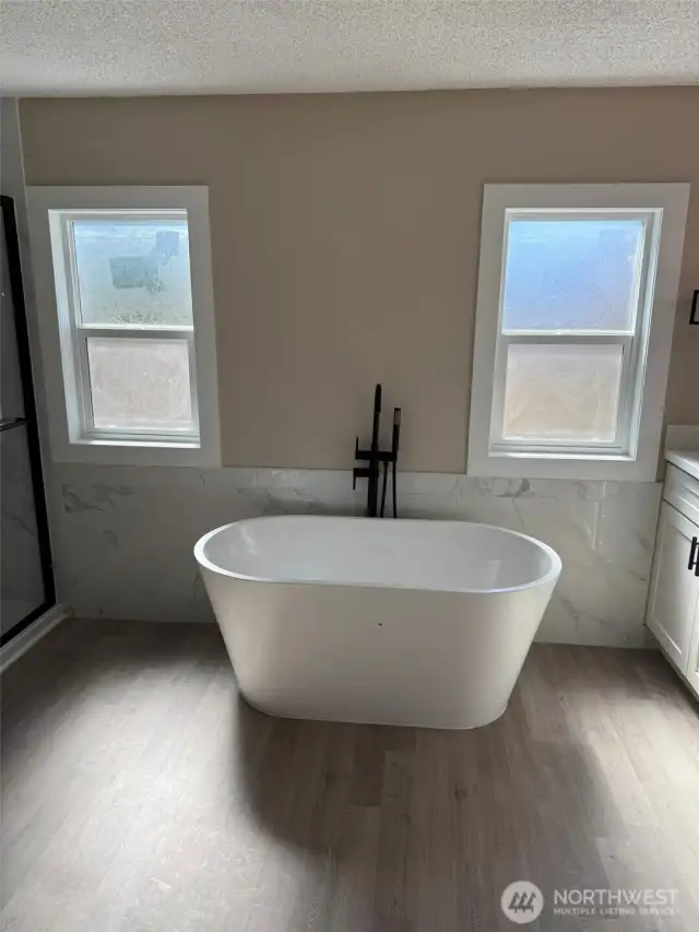 Soaking tub in the master bath