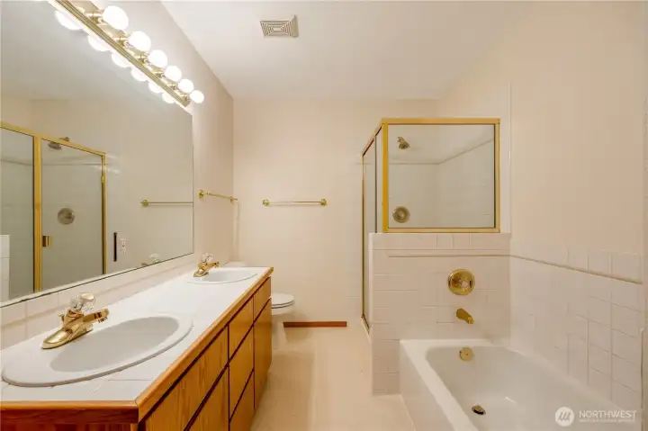 Relaxing tile surround soaker tub and dual sinks