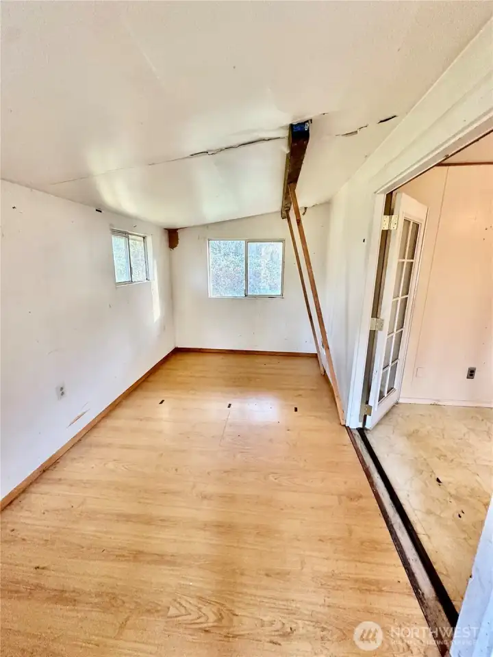 Another view of the large entry room.