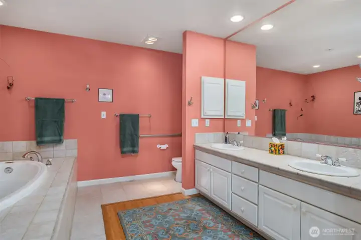 Large, 5-piece en-suite primary bathroom