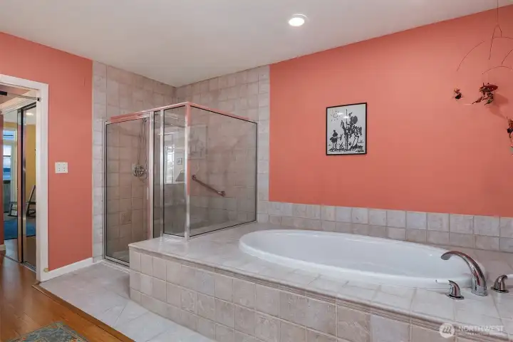 Large, 5-piece en-suite primary bathroom