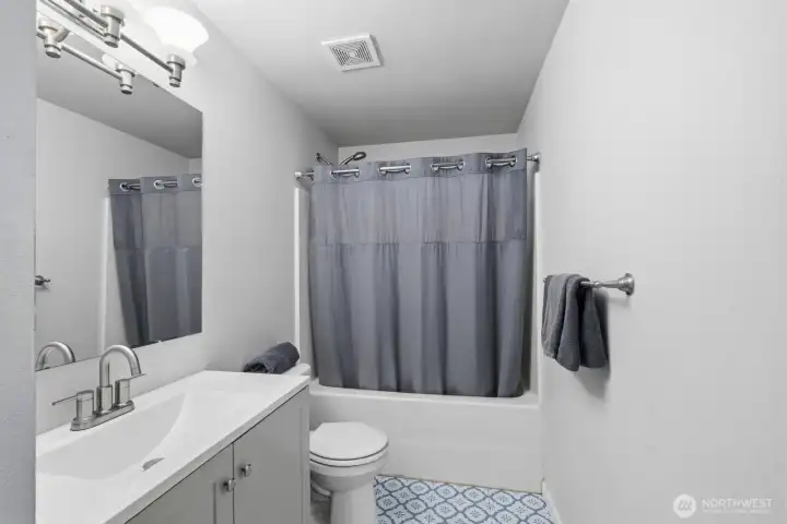 Full Bath in Hallway