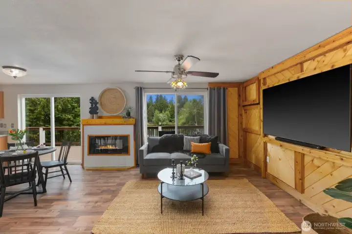 Livingroom with unobstructed views of the lake. Livingroom with unobstructed views of the lake.