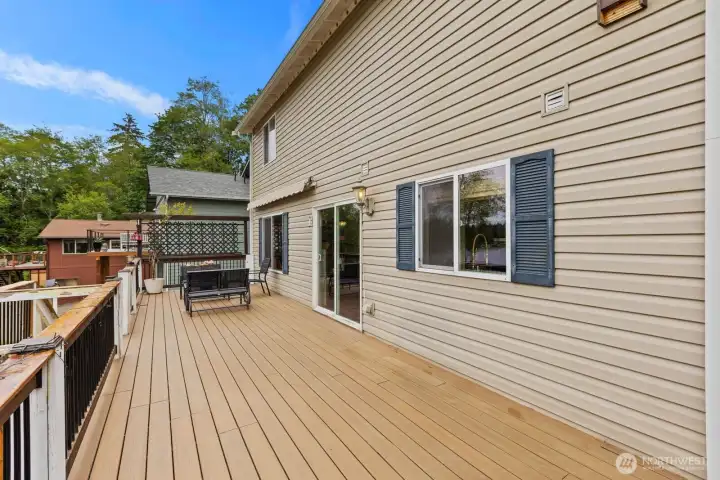 Grand deck for entertaining and clear lake views. Grand deck for entertaining and clear lake views.