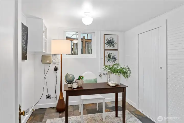 Office or additional storage with built-ins