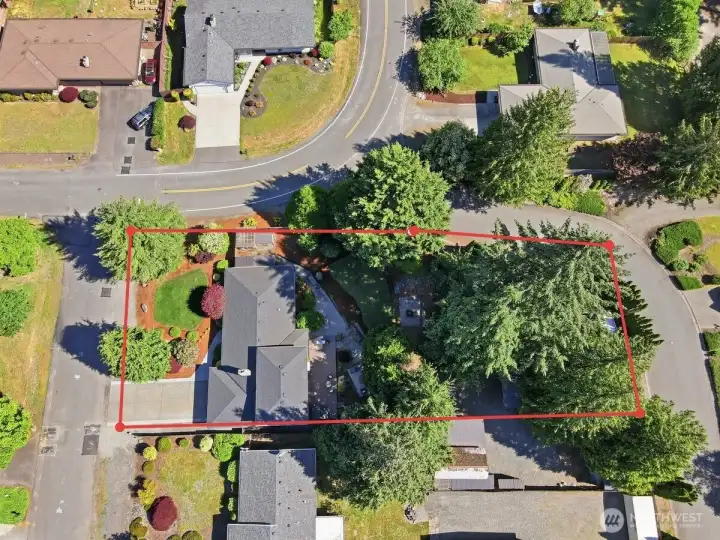 Red outline NOT an official property line, buyer to verify. Red outline NOT an official property line, buyer to verify.