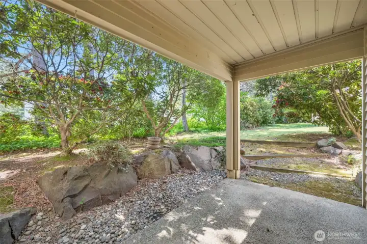 This hidden gem is steps away from the hub-bub that is downtown Kirkland! This hidden gem is steps away from the hub-bub that is downtown Kirkland!