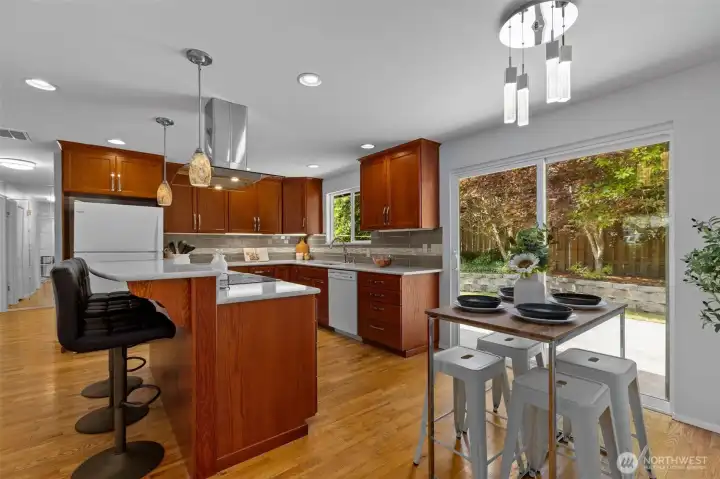 Open floorplan with functional kitchen layout with eating space and a breakfast bar