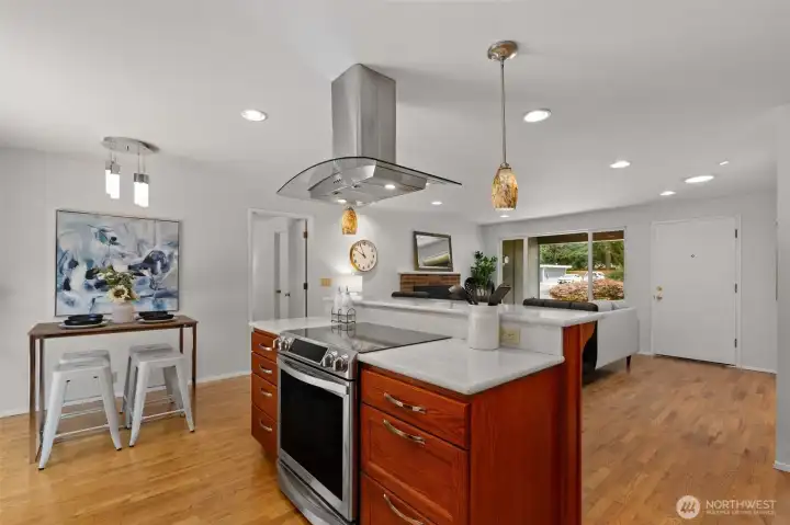 Open floorplan with functional kitchen layout with eating space and a breakfast bar