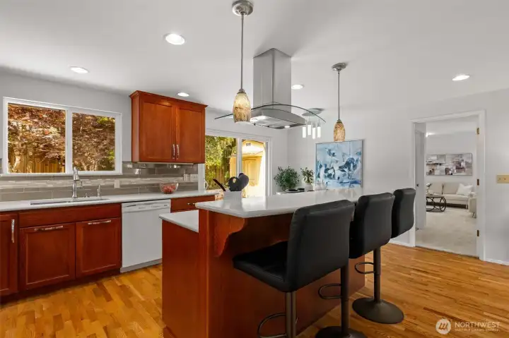 Open floorplan with functional kitchen layout with eating space and a breakfast bar