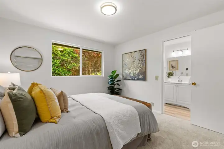 Main bedroom with direct access to the full bathroom