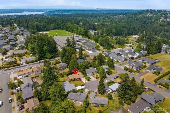 15 minutes to Bellevue. Walk to Sierra Heights Elementary