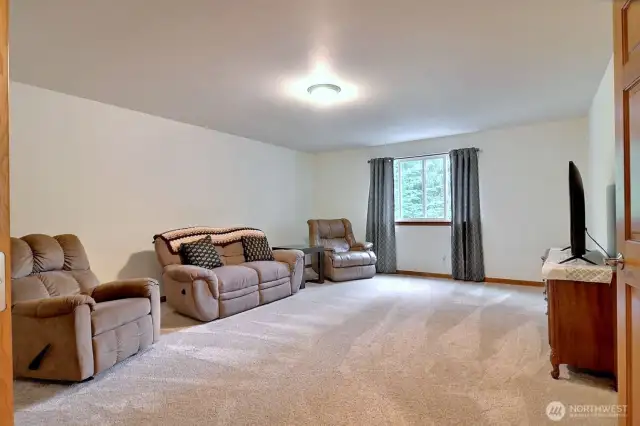 The spacious bonus room upstairs !
