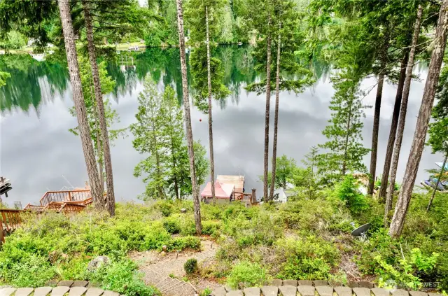 Beautiful natural landscaping, easy walk to the lake.  Peaceful and tranquil and so Pacific Northwest!