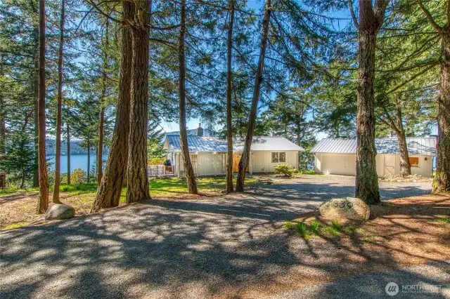 Easy approach to house with a level driveway