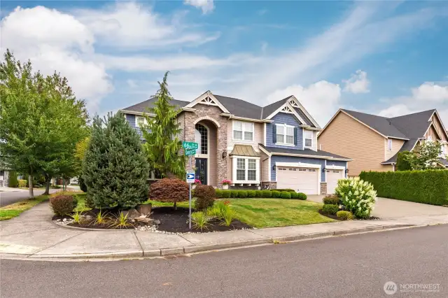 On a large corner lot in a very walkable neighborhood with sidewalks throughout, and close to parks and shopping. Only about a quarter mile to Sunset Park, Starbucks, or the Haggen shopping center!
