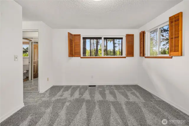 Upper-level primary suite