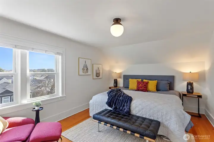 521: Upper level Primary w/ensuite 3/4 bathroom