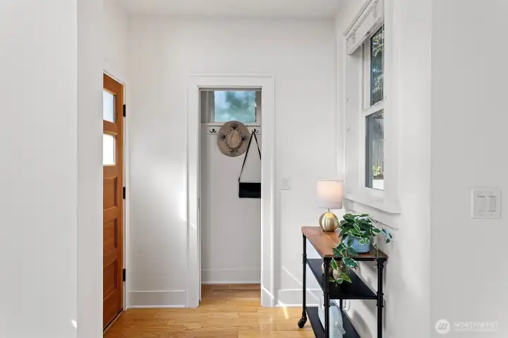 519 DADU: Foyer